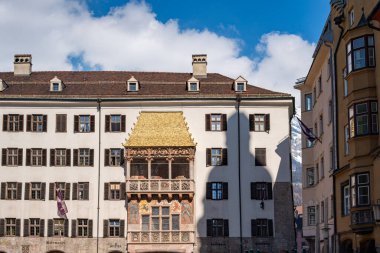 Innsbruck, Avusturya - 20 Mart 2019: Innsbruck 'ta Altın Çatı. Tirol 'ü gezmek için popüler bir turizm beldesi. Goldenes Dachl, şehrin ünlü Smybol 'u. Çatı İmparator I. Maximilian için 2.657 adet yaldızlı bakır fayansla süslendi.