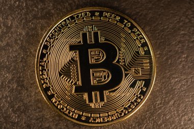 Madeni yüzeyde altın olarak Bitcoin madeni para. Engelleme zinciri sembolü ve kripto para birimi. Dijital para transferi