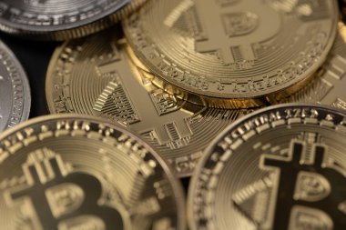 Şifreli paralar, Altın Bitcoin paralar yakın plan. Dijital para birimi. Engellenmiş ve dağıtılmış Para