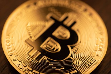 Yakın plan Bitcoin madeni para, altın fiziksel kripto para. Engelleme zinciri ve kripto kavramı. Dijital Para ve Nakit