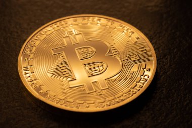 Altın Bitcoin para. Kripto para birimi Bitcoin 'in fiziksel temsili. Dijital Altın. Engelleme zinciri ve Kripto kavramı