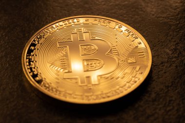 Koyu yüzey üzerinde altın Bitcoin, Kripto para birimi ve Blokzincir görselleştirme.