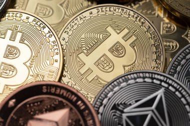 Bitcoin ve Ethereum Crypto para birimi. Dijital para birimi kavramı. BTC ve ETH Jeton. Crypto ve Blockchain için gümüş ve altın sikkeler sembolü