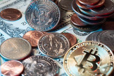 Bitcoin, Dolarlar ve Banknotlar. Şifreli Amerikan Doları banknotları Bitcoin, BTC Crypto. Fiat Para ve Dijital Nakit