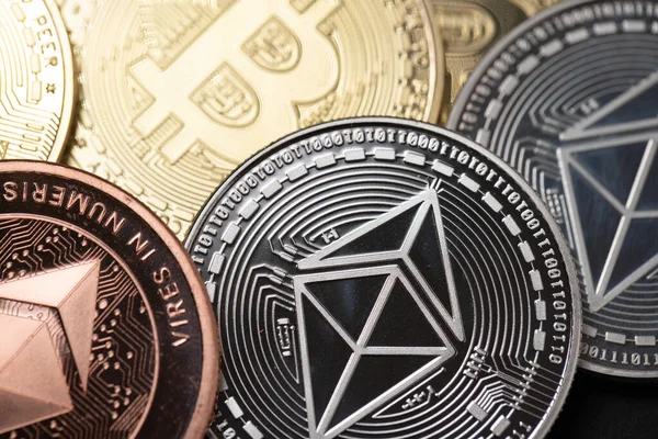 Bitcoin ve Ethereum Crypto para birimi. Dijital para birimi kavramı. BTC ve ETH Jeton. Crypto ve Blockchain için gümüş ve altın sikkeler sembolü