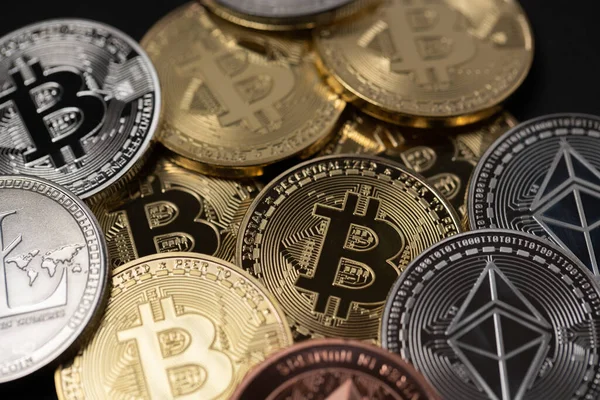Ethereum Bitcoin ve Litecoin madeni paraları. Kripto para birimi ve blok zinciri kavramı. Altın ve Gümüş Para Dijital Para
