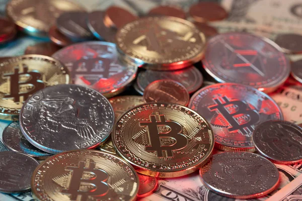 Bitcoin, Dolarlar ve Banknotlar. Şifreli Amerikan Doları banknotları Bitcoin, BTC Crypto. Fiat Para ve Dijital Nakit