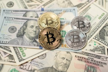 Dolar banknotlarındaki bitcoin paralar, elli yüz dolar. ABD Para Birimi ve BTC Kripto para birimi