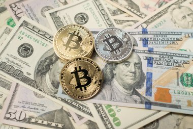 Dolar banknotlarındaki bitcoin paralar, elli yüz dolar. ABD Para Birimi ve BTC Kripto para birimi