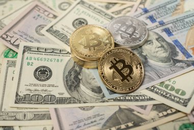 Bitcoin, ABD Doları Banknotlarının üstünde. Fiat para birimi ve Kripto para birimi konsepti. 100 Dolarlık banknotlar ve 50 Dolarlık banknotlarla altın ve gümüş BTC Paralar