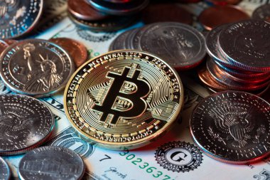 Bitcoin ve Amerikan Doları bozuklukları ve banknotları. Fiat Money döviz konsepti olan kripto para birimi. Dijital Nakit