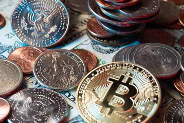 Bitcoin, Dolarlar ve Banknotlar. Şifreli Amerikan Doları banknotları Bitcoin, BTC Crypto. Fiat Money ve Dijital Cash. 100 Dolar.