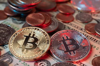 Gümüş ve Altın Bitcoin, Birleşik Devletler Doları 'nın üstüne. Bozuk paralar ve banknotlar. Kripto Para Birimi ve Dolar Fiat Para