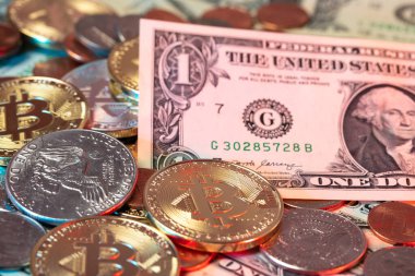 Bozuk paralar ve Amerikan dolarlarıyla çevrili bir Amerikan Banknotu. Kripto para birimi ve Fiat Money. Dijital Nakit kavramı