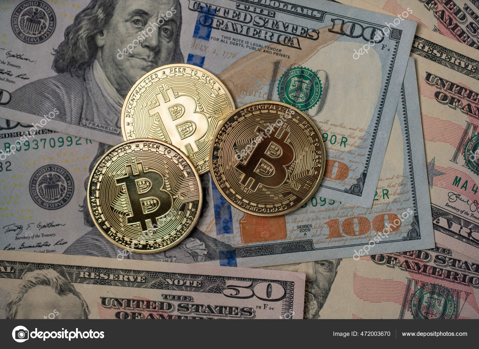 100美元钞票之上的金币比特币加密货币和菲亚特货币数字货币概念交易密码及美元—— 库存社论照片© P.Rabanser #472003670