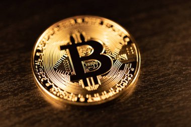 Altın Bitcoin parlıyor. Şifreli para birimi BTC. Kripto ve Blok zincir teknolojisi kavramı. Yeni Dijital Para Bitcoin ve Ethereum