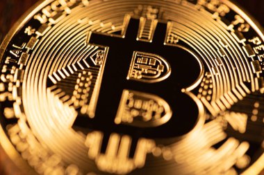 Altın Bitcoin yakın çekim görüntüsü. Kripto para birimi ve engelleme zinciri kavramı. Dijital para daha popüler oluyor.