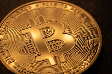 Altın Bitcoin madeni para, fiziksel kripto para bit sikke. Engelleme teknolojisi. Dijital blok zinciri teknolojisi kavramı Bitcoin BTC ve Altcoins