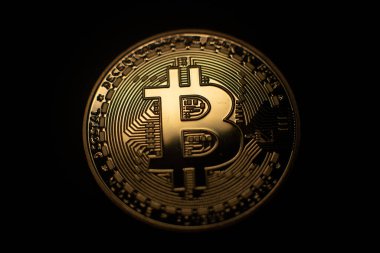 Bitcoin paraları altın ve gümüş paraları koyu arka planda biriktirirdi. Kripto para birimi ve blok zinciri teknolojisi konsepti. Geleceğin Dijital Parası