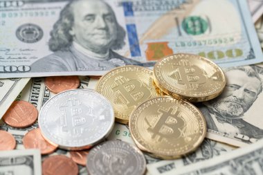 Bitcoin Kripto Para Birimi ve Amerikan Doları Banknotları ve Paralar. Kripto Para Birimi Konsepti ile Fiat 'ı takas et. Altın, Gümüş Sikkeler.
