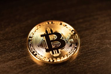 Bitcoin paraları koyu arka planda altın sikkeler biriktirdi. Kripto para birimi ve blok zinciri teknolojisi konsepti. Dijital Para