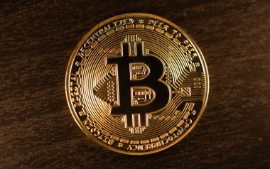 Altın Bitcoin yakın çekim görüntüsü. Kripto para birimi ve engelleme zinciri kavramı. Dijital para daha popüler oluyor.