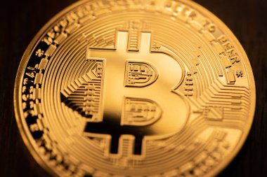 Bitcoin paraları koyu arka planda altın sikkeler biriktirdi. Kripto para birimi ve blok zinciri teknolojisi konsepti. Dijital Para