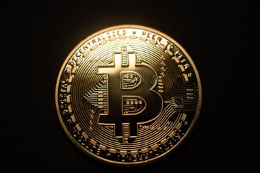 Koyu yüzey üzerinde altın Bitcoin, Kripto para birimi ve Blokzincir görselleştirme.