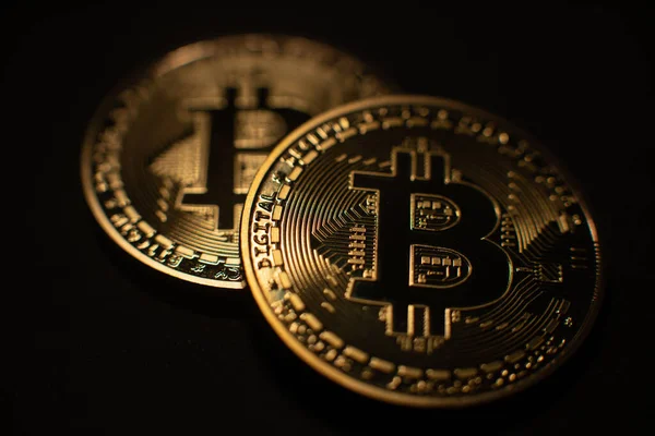 Koyu yüzey üzerinde altın Bitcoin, Kripto para birimi ve Blokzincir görselleştirme.