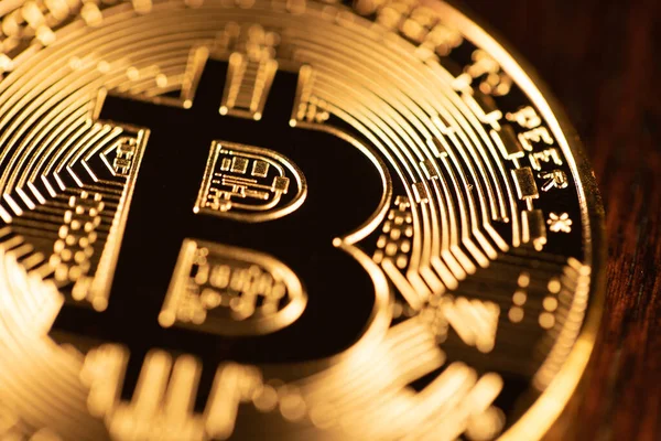 Koyu yüzey üzerinde altın Bitcoin, Kripto para birimi ve Blokzincir görselleştirme.