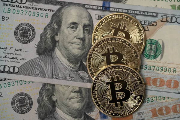 Dolar banknotları üzerine Bitcoin. Yüz dolarlık banknotlar. Dijital Para ve Blok zinciri Teknolojisi için Altın Para Paraları sembolü