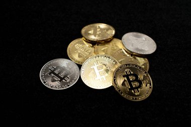 Bitcoin paraları altın ve gümüş paraları koyu arka planda biriktirirdi. Kripto para birimi ve blok zinciri teknolojisi konsepti. Dijital Para
