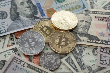 Dolar banknotlarındaki bitcoin paralar, elli yüz dolar. ABD Para Birimi ve BTC Kripto para birimi