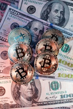 ABD 'den gelen 100 dolarlık banknotlara altın Bitcoin' ler. Kripto para birimi Bitcoin ile Amerika Birleşik Devletleri Para Birimi.