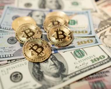 Dolar banknotları üzerine Bitcoin. Yüz dolarlık banknotlar. Dijital Para ve Blok zinciri Teknolojisi için Altın Para Paraları sembolü