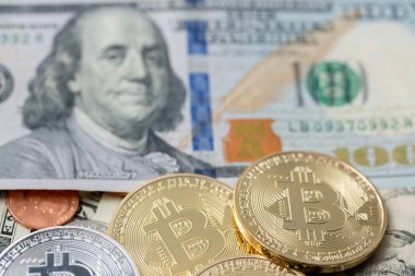 100 Dolarlık banknotlar ve paralar üzerinde gümüş ve altın Bitcoin. ABD Doları ve kuruşları olan dijital kripto para birimi. USD ile BTC ticareti