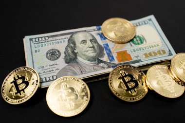 Altın Bitcoin Bozukluklarla çevrili 100 Dolarlık banknotlar biriktirdim. ABD Doları Para Birimi ile Dijital Şifreleme.