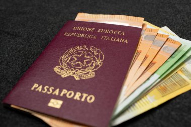 İtalyan pasaportu, Karanlık Arkaplanda Euro banknotlarıyla dolu. Seyahat kimliği ve nakit para. Seyahat Fonları, Avrupa Tatili İçin Elli, Yüz İki Yüz Avro