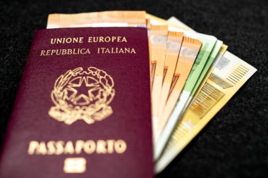 İtalyan pasaportu, Karanlık Arkaplanda Euro banknotlarıyla dolu. Seyahat kimliği ve nakit para. Seyahat Fonları, Avrupa Tatili İçin Elli, Yüz İki Yüz Avro