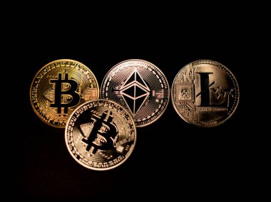 Ethereum ortada, Bitcoin ve Litecoin madeni paralar yanda. Kripto para birimi ve engelleme teknolojisi konsepti. Şifreleme ticareti