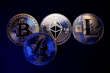 Ethereum ortada, Bitcoin ve Litecoin madeni paralar yanda. Kripto para birimi ve engelleme teknolojisi konsepti. Şifreleme ticareti