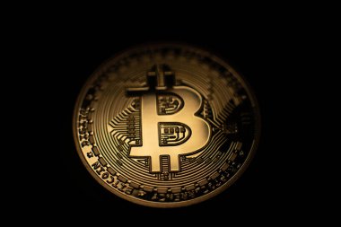 Bitcoin kripto para birimi karanlıkta. Yeni blok zinciri teknolojisi. Bitcoin altın sikkesi yakın plan. Kripto para birimi kavramı