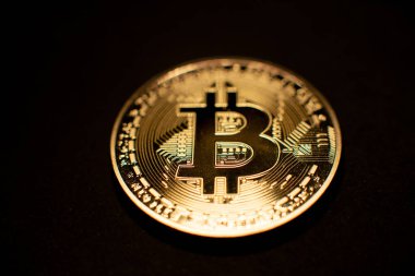 Bitcoin paraları koyu arka planda altın sikkeler biriktirdi. Kripto para birimi ve blok zinciri teknolojisi konsepti. Dijital Para