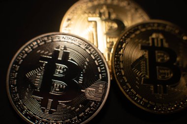 Işıkta parlayan bitcoin paraları. Kripto para birimi ve engelleme teknolojisi. Dijital para aktarımları