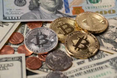 Dolar banknotları ve madeni paralar üzerine Bitcoin. Kripto 'yu fiat parasıyla takas etmek. Kripto para birimi ve engelleme teknolojisi kavramı.