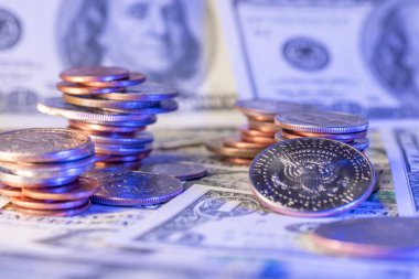 Dolar banknotlarının üstüne Amerikan Doları paraları. Amerika Birleşik Devletleri Ekonomi Konsepti. Bozukluklardan dolarlara