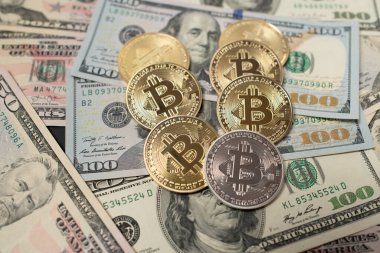 Dolar banknotları üzerine Bitcoin. Yüz dolarlık banknotlar. Dijital Para ve Blok zinciri Teknolojisi için Altın Para Paraları sembolü