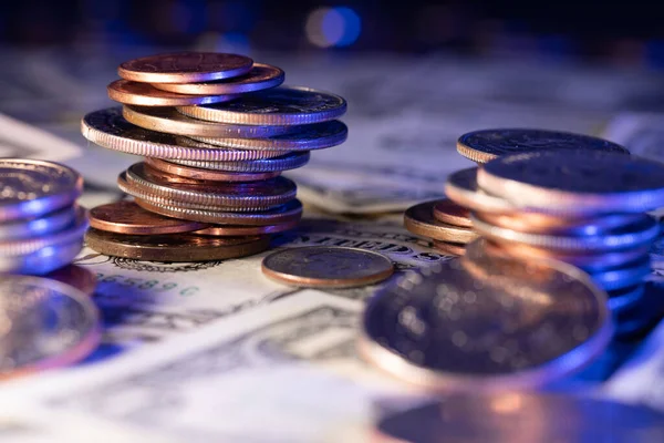Dolar banknotlarının üstüne Amerikan Doları 'ndan biriktirilmiş paralar. Amerika Birleşik Devletleri Ekonomi Konsepti. Bozukluklardan dolarlara