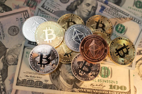 Ethereum Bitcoin Litecoin Sobre Notas Dólar Dos Eua Câmbio Criptomoeda — Fotografia de Stock