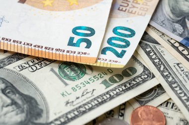 100 dolarlık banknotların yanında 50 Euro 'ya yakın 200 Euro. Dolar ile Euro ticareti.